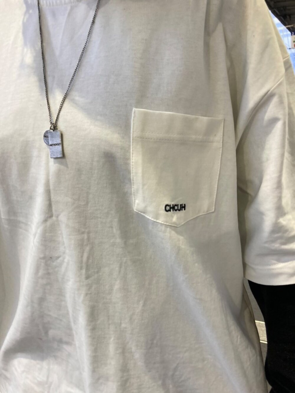 ホワイト系のTシャツ/カットソーを着用したレディースの春コーディネートの3枚目の写真