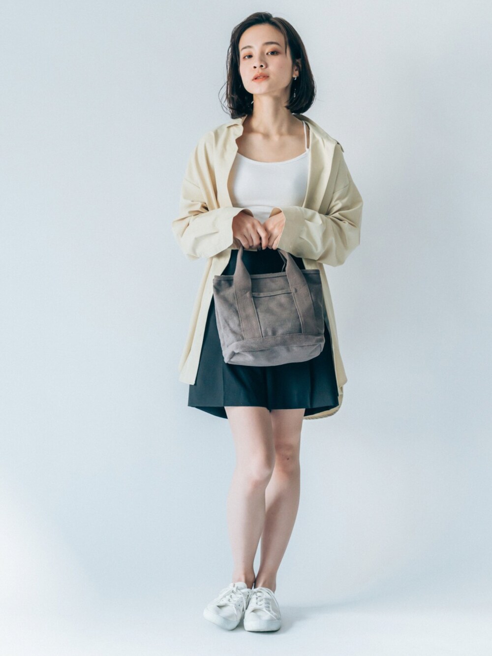 ベージュ系のトートバッグを着用したレディースの冬コーディネートの4枚目の写真