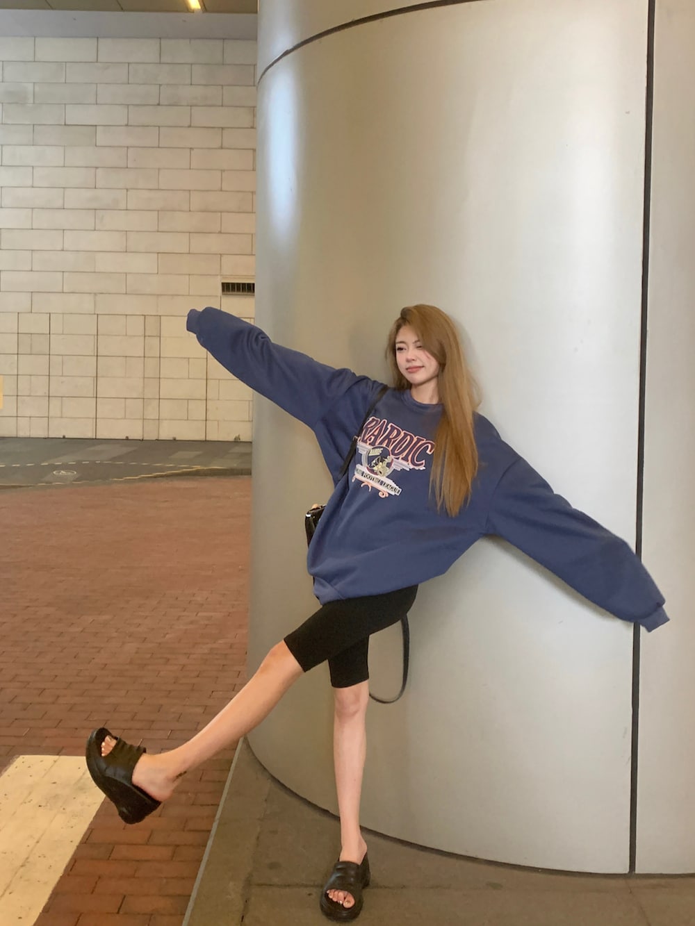 ブルー系のスウェットを着用したレディースの秋コーディネートの2枚目の写真