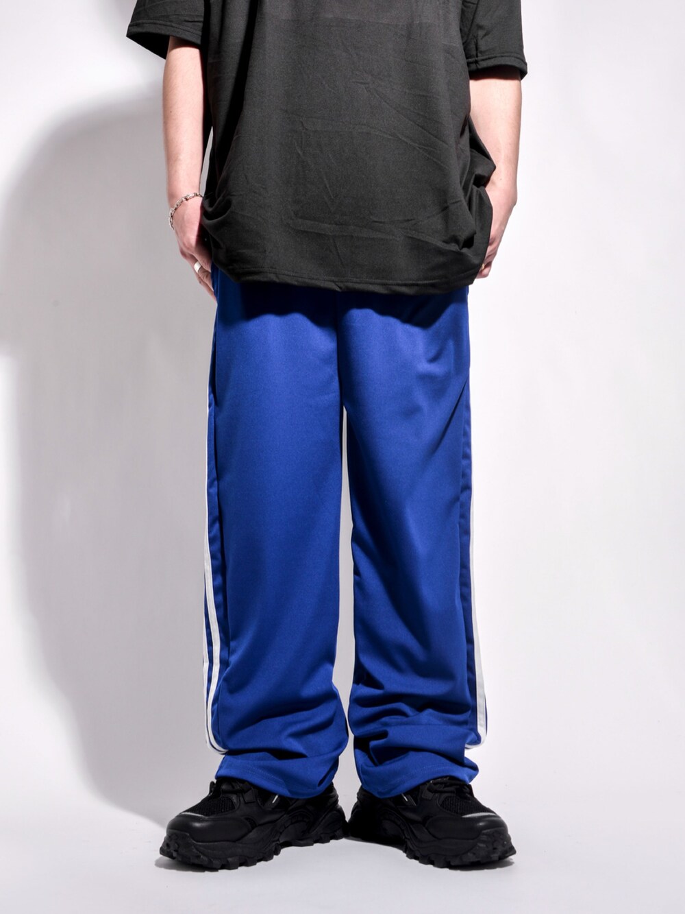 ブルー系のジャージ、ブルー系のジャージを着用したメンズの春コーディネートの5枚目の写真