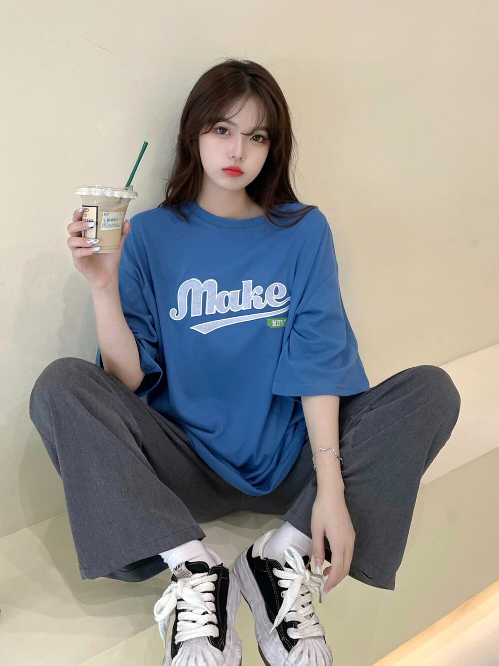 ブルー系のTシャツ/カットソーを着用したメンズの春コーディネートの2枚目の写真