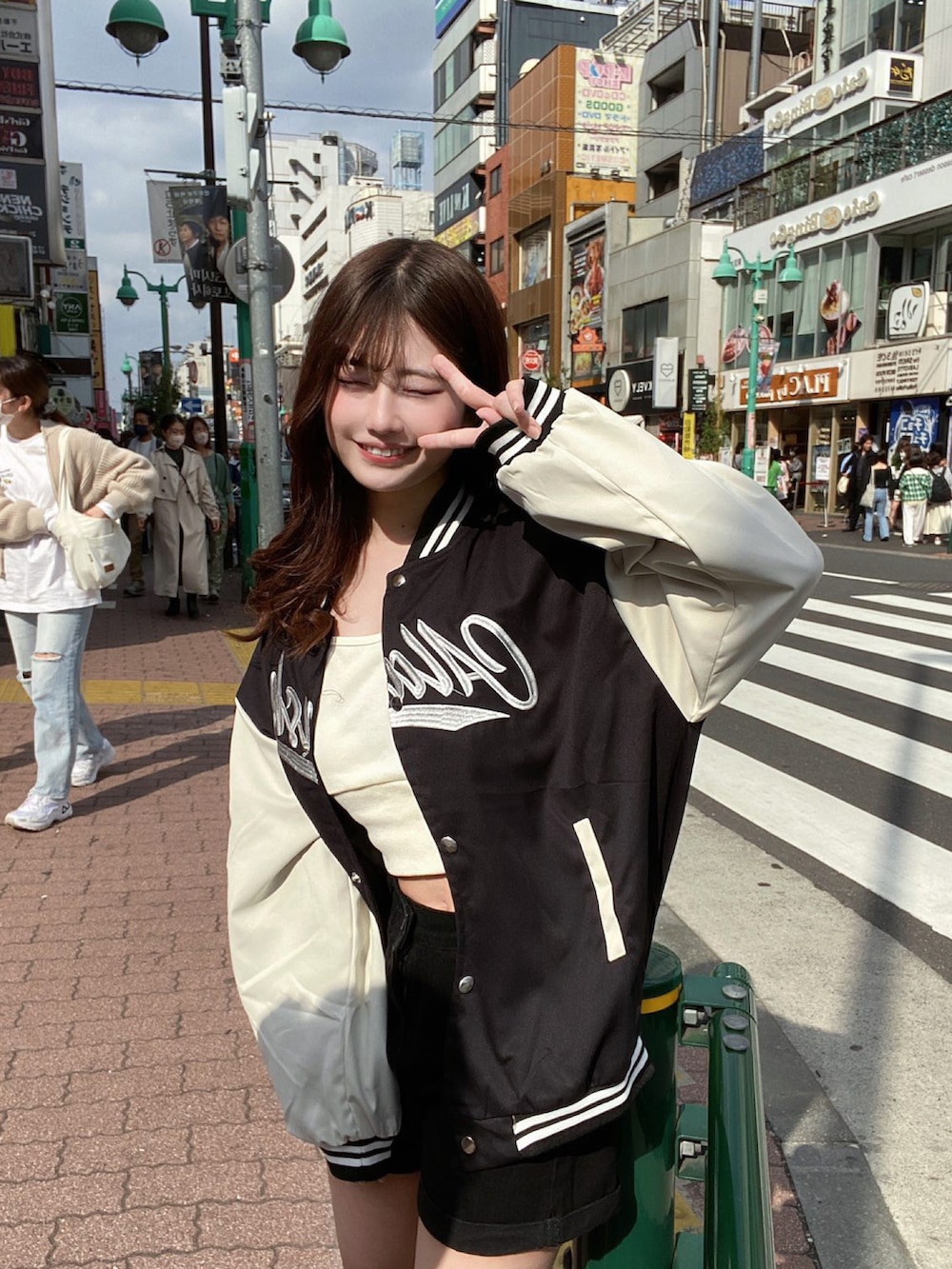 ブラック系のスタジャン、ブラック系のデニムパンツを着用したレディースの春コーディネートの5枚目の写真