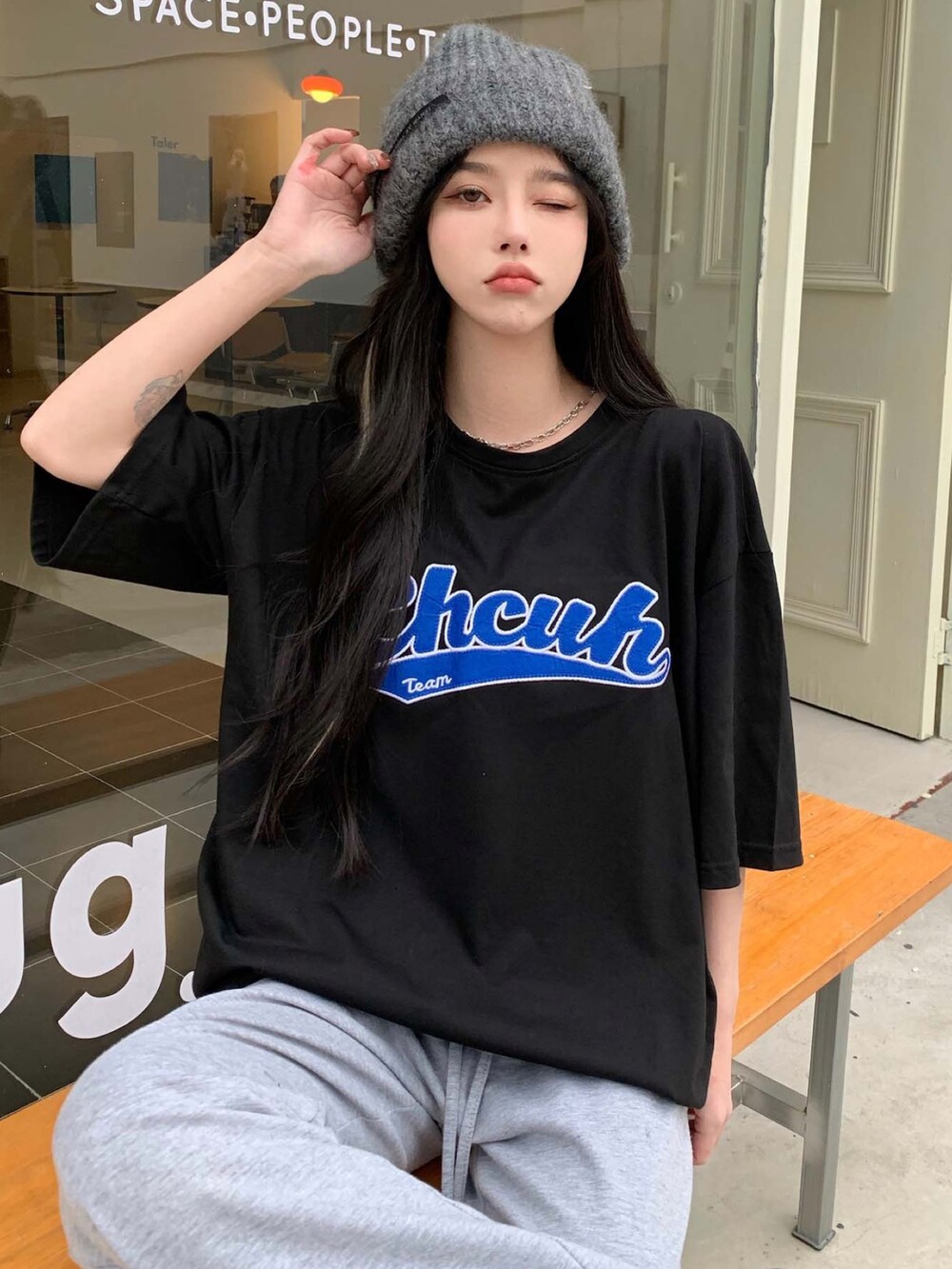 ホワイト系のTシャツ/カットソーを着用したメンズの春コーディネートの3枚目の写真