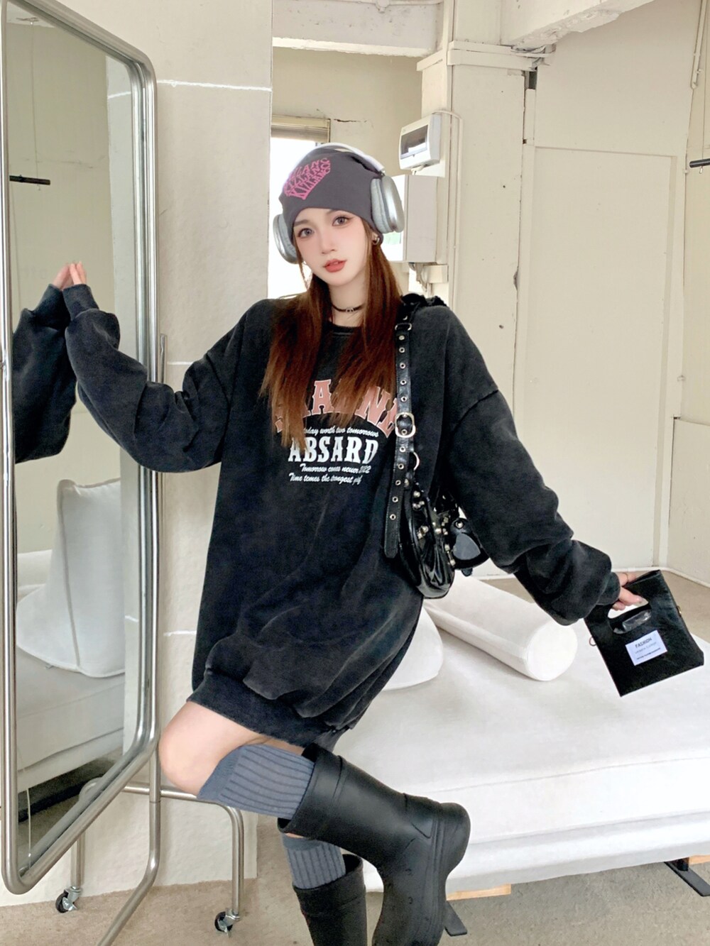 グレー系のスウェットを着用したレディースの秋コーディネートの3枚目の写真