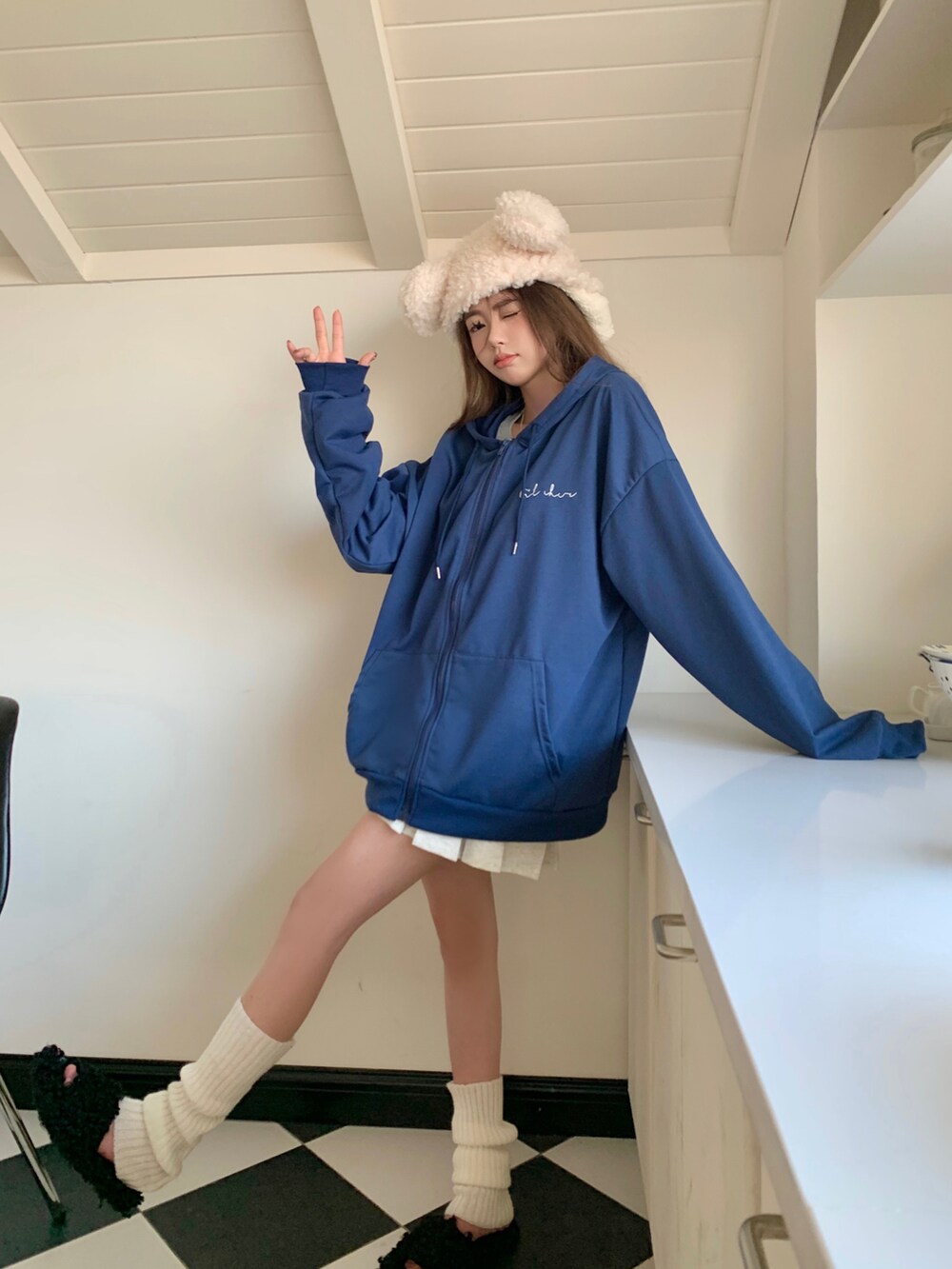 ブルー系のパーカーを着用したレディースの秋コーディネートの2枚目の写真