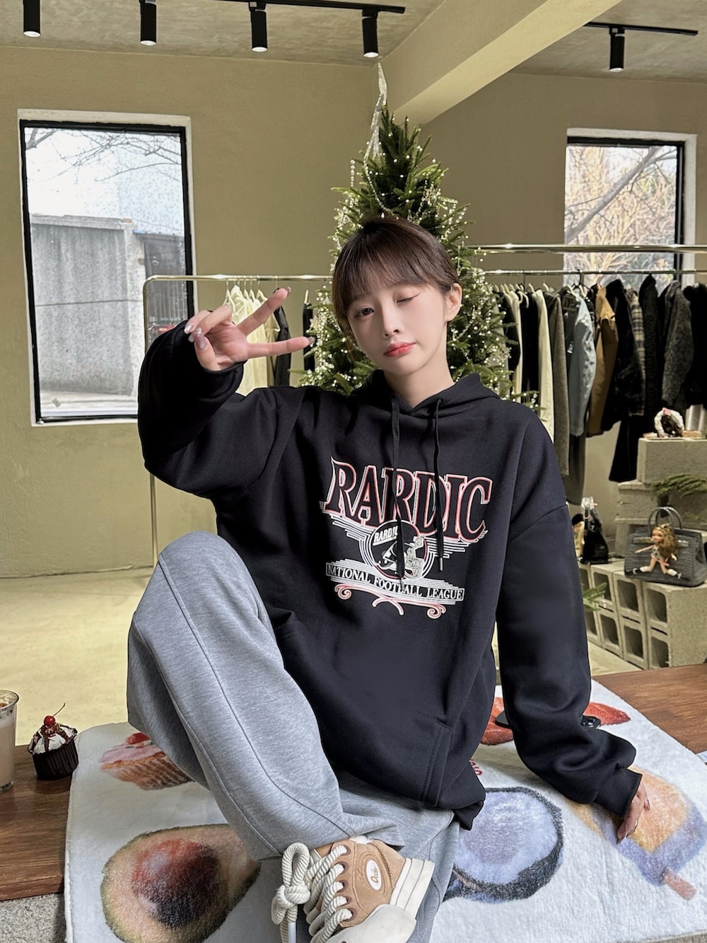 ブラック系のパーカーを着用したレディースの冬コーディネートの2枚目の写真