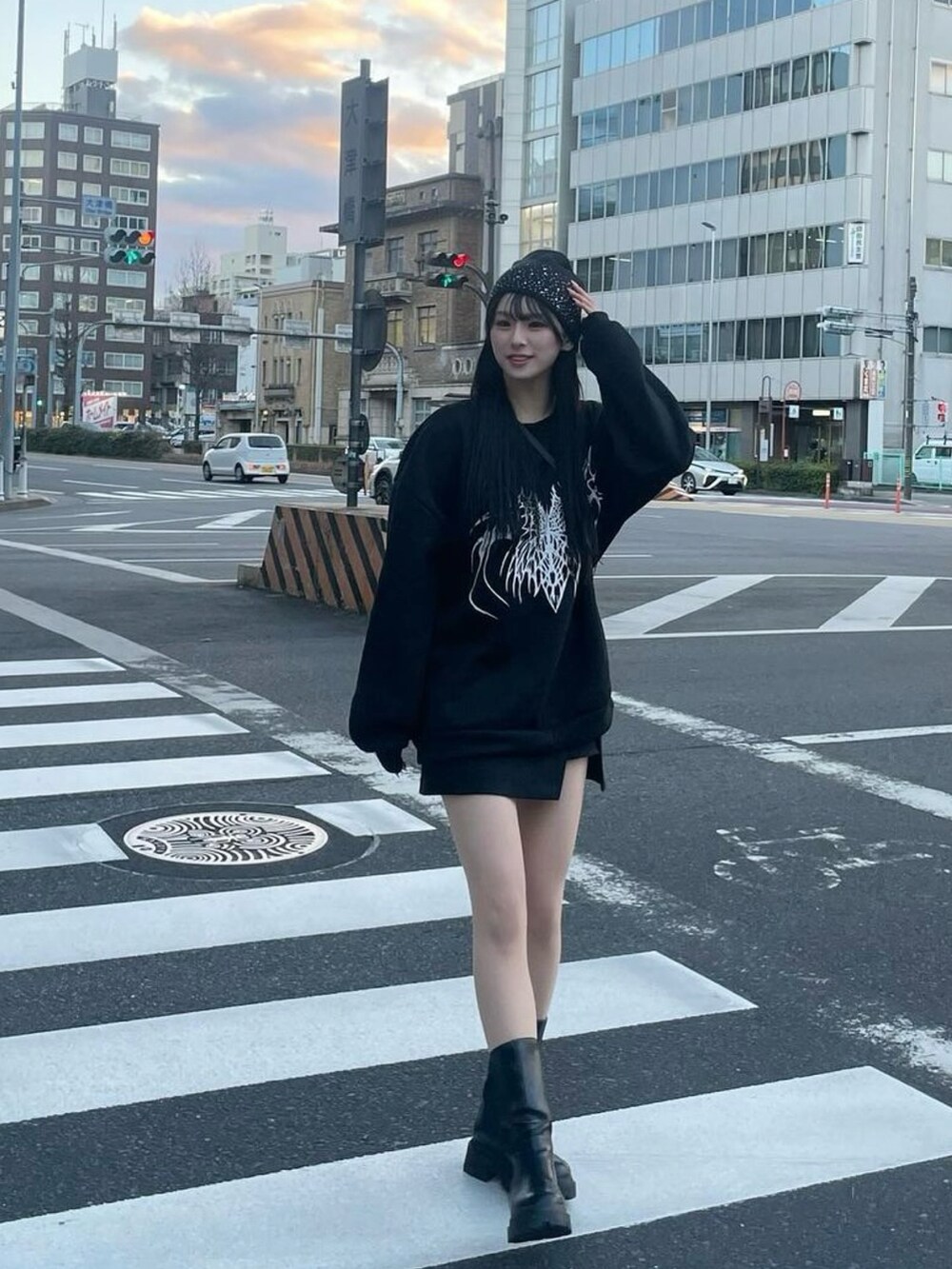 ブラック系のスウェットを着用したレディースの冬コーディネートの2枚目の写真