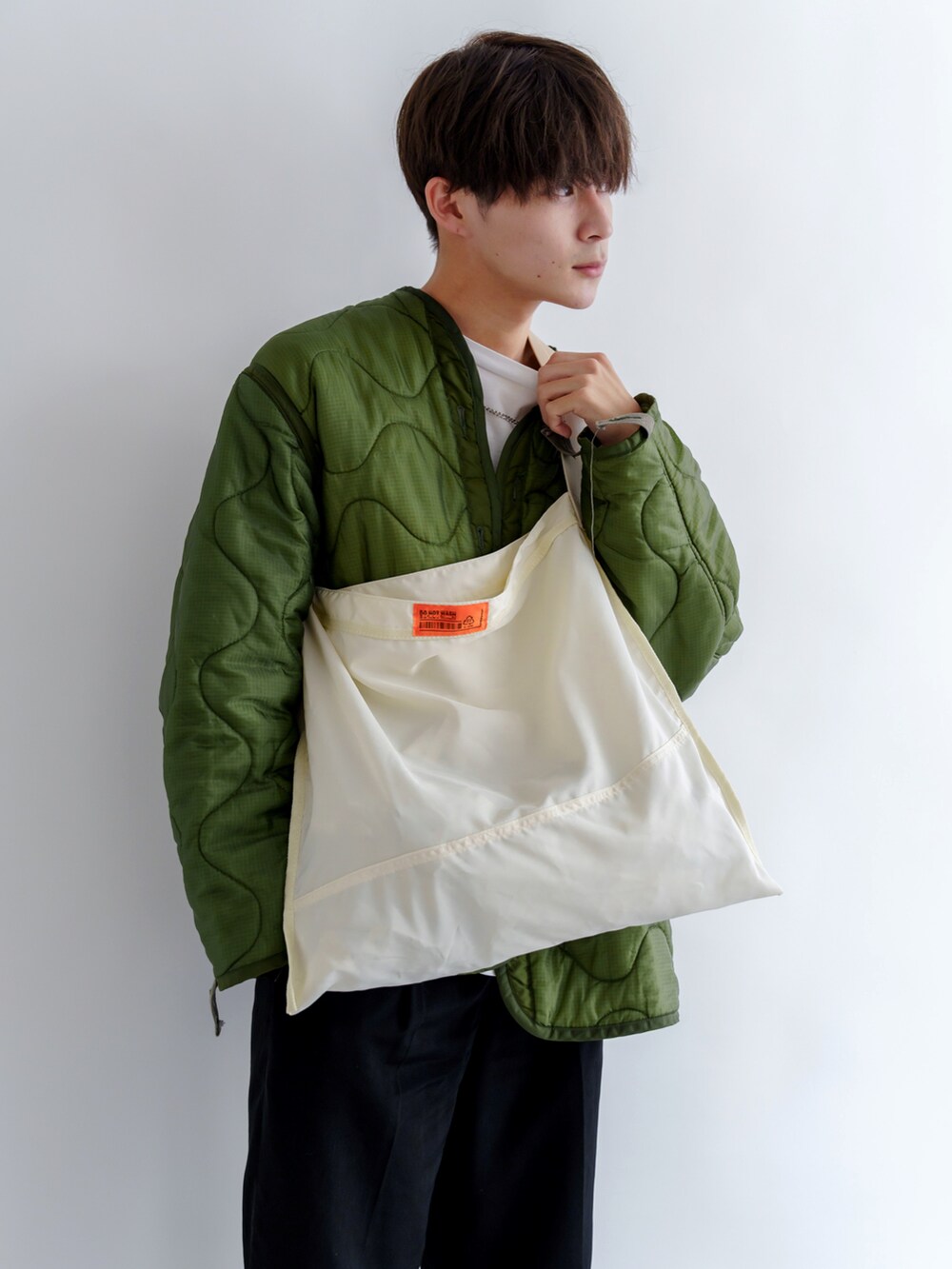 ブラック系のショルダーバッグを着用したレディースの秋コーディネートの2枚目の写真