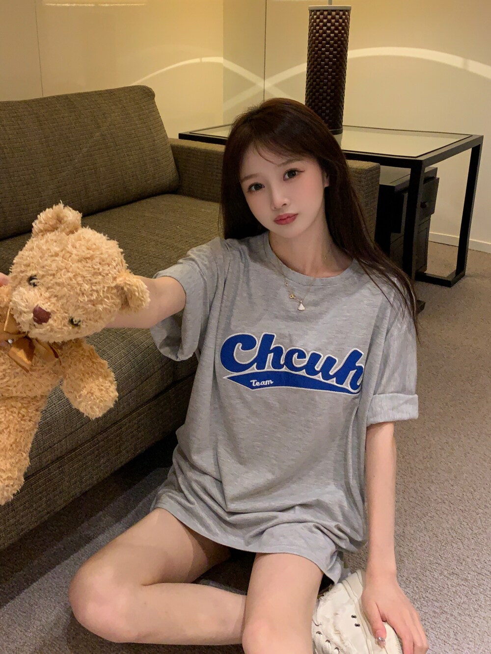 グレー系のTシャツ/カットソーを着用したレディースの春コーディネートの4枚目の写真