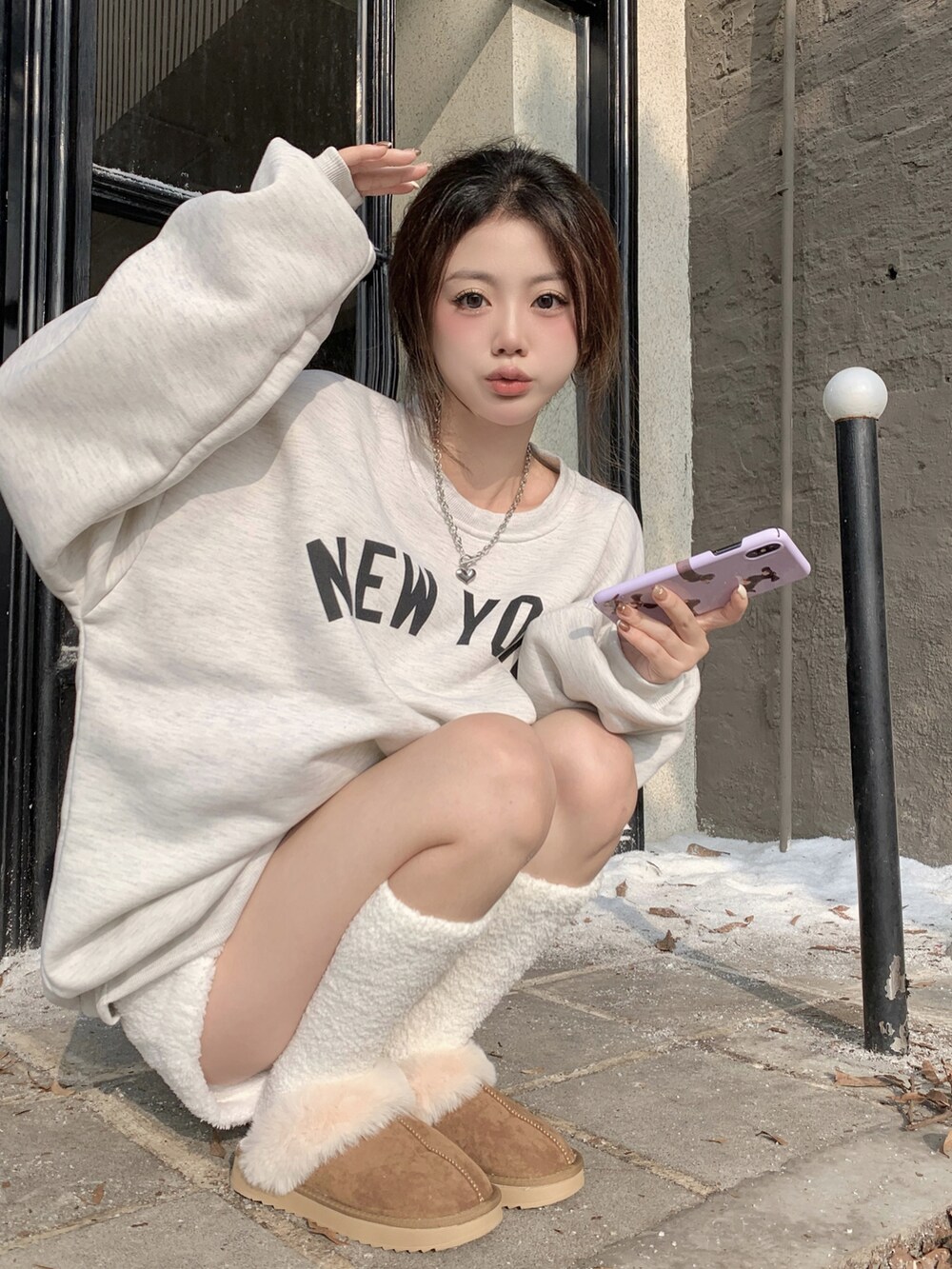 グレー系のスウェットを着用したレディースの秋コーディネートの4枚目の写真