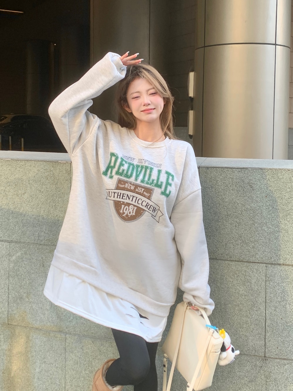 グレー系のスウェットを着用したレディースの冬コーディネートの3枚目の写真