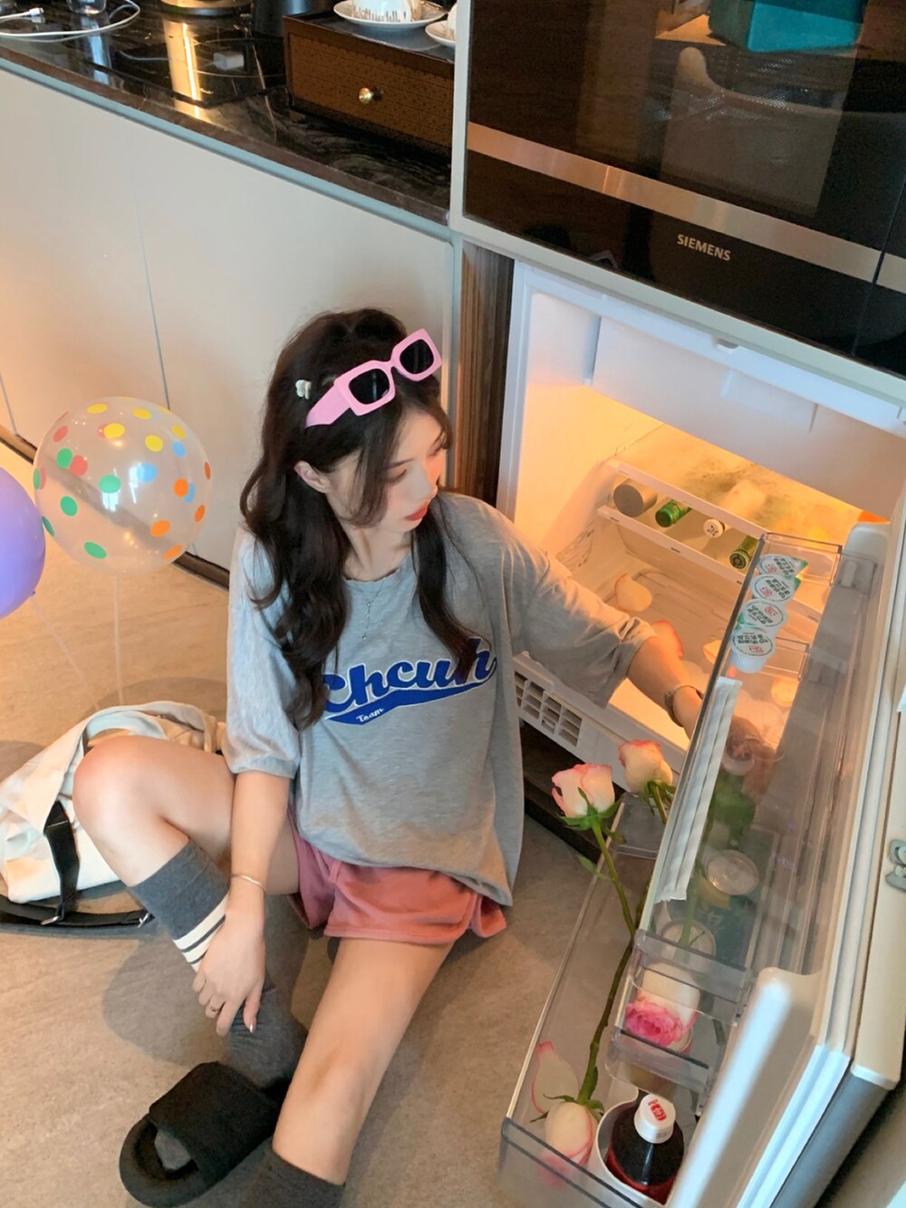 グレー系のTシャツ/カットソーを着用したメンズの春コーディネートの2枚目の写真