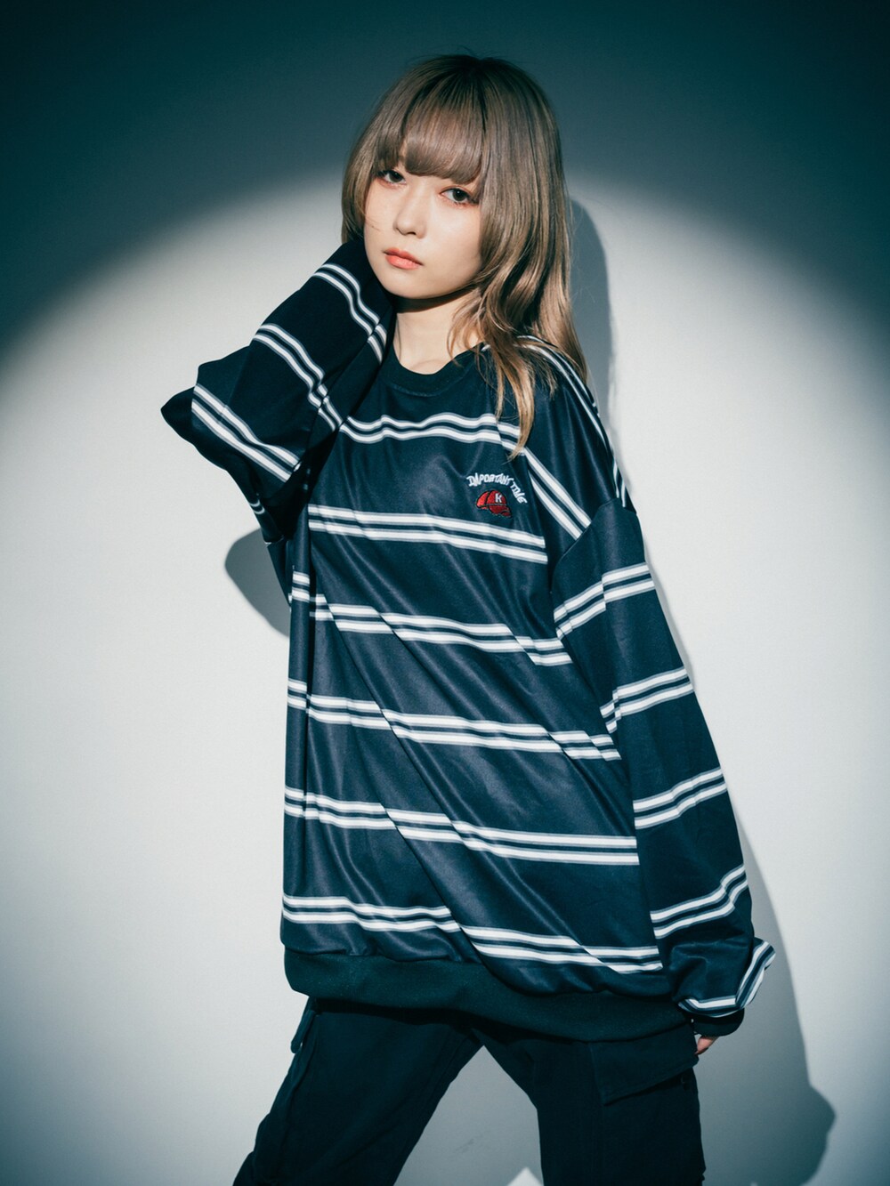 ブラック系のスウェットを着用したレディースの秋コーディネートの3枚目の写真