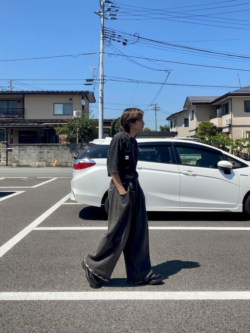 ブラック系のTシャツ/カットソーを着用したメンズの夏コーディネートの4枚目の写真