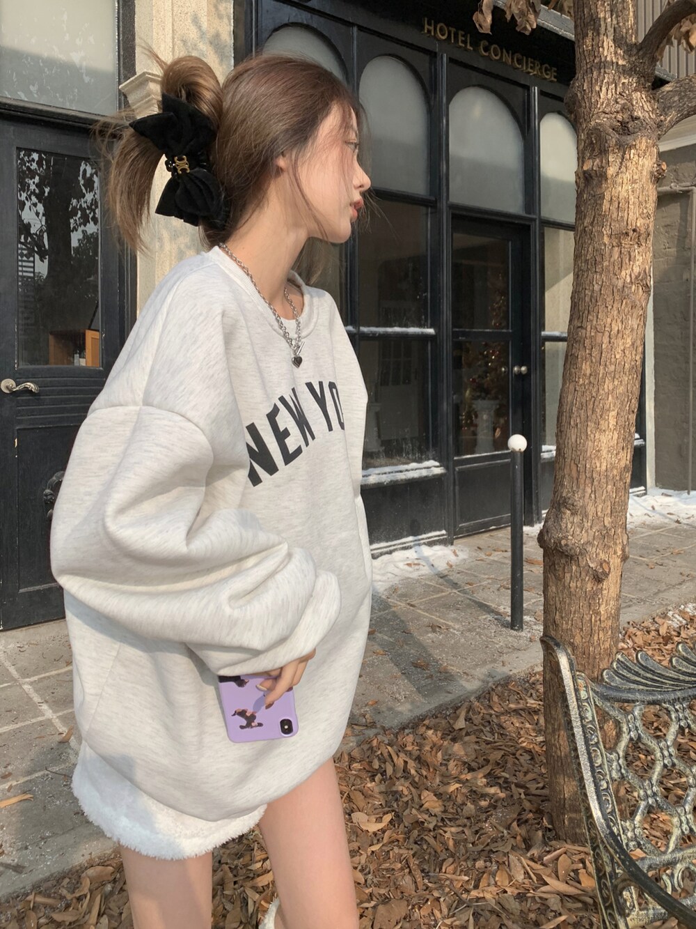 グレー系のスウェットを着用したレディースの秋コーディネートの2枚目の写真