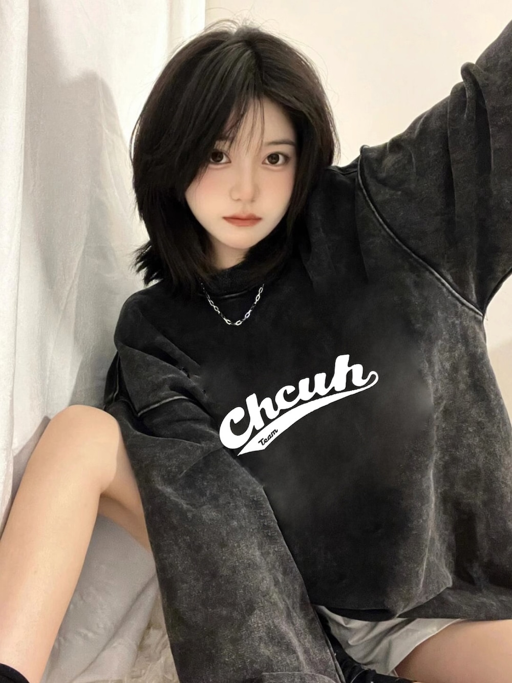 ホワイト系のスウェットを着用したレディースの秋コーディネートの2枚目の写真