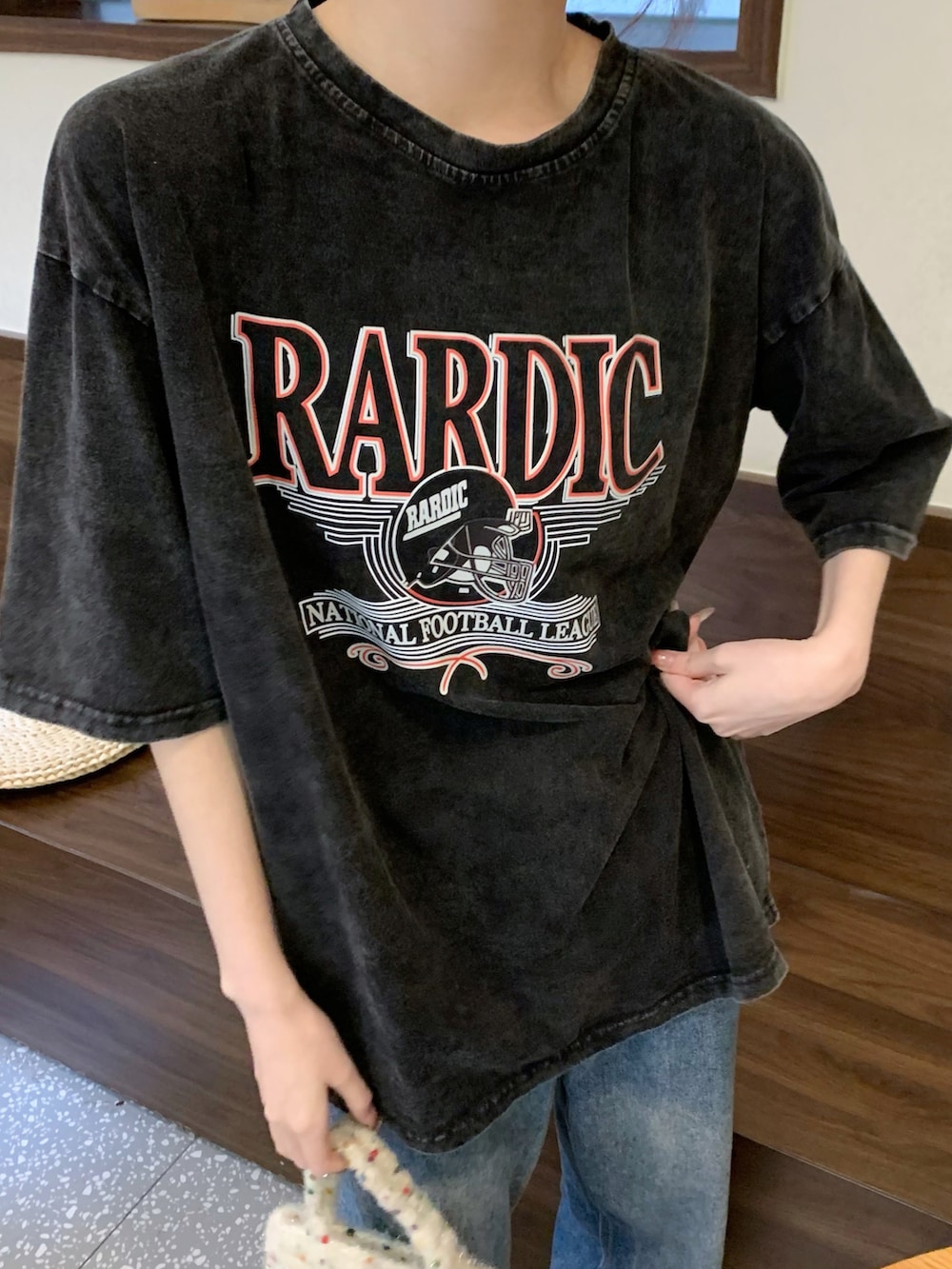 グレー系のTシャツ/カットソーを着用したレディースの春コーディネートの2枚目の写真