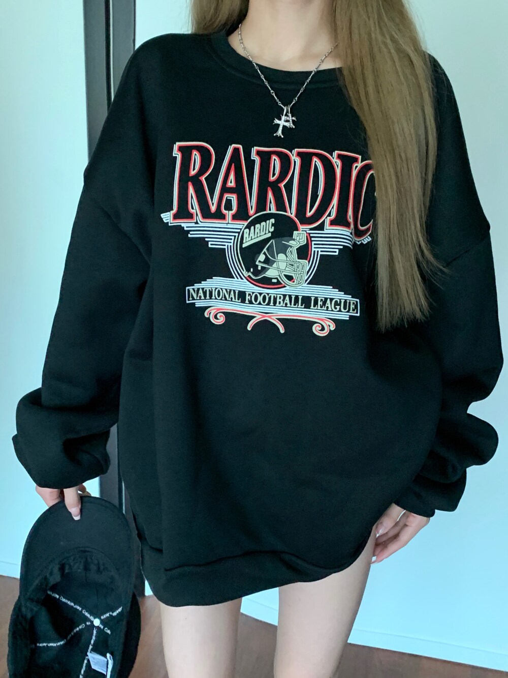 ブラック系のスウェットを着用したレディースの秋コーディネートの4枚目の写真