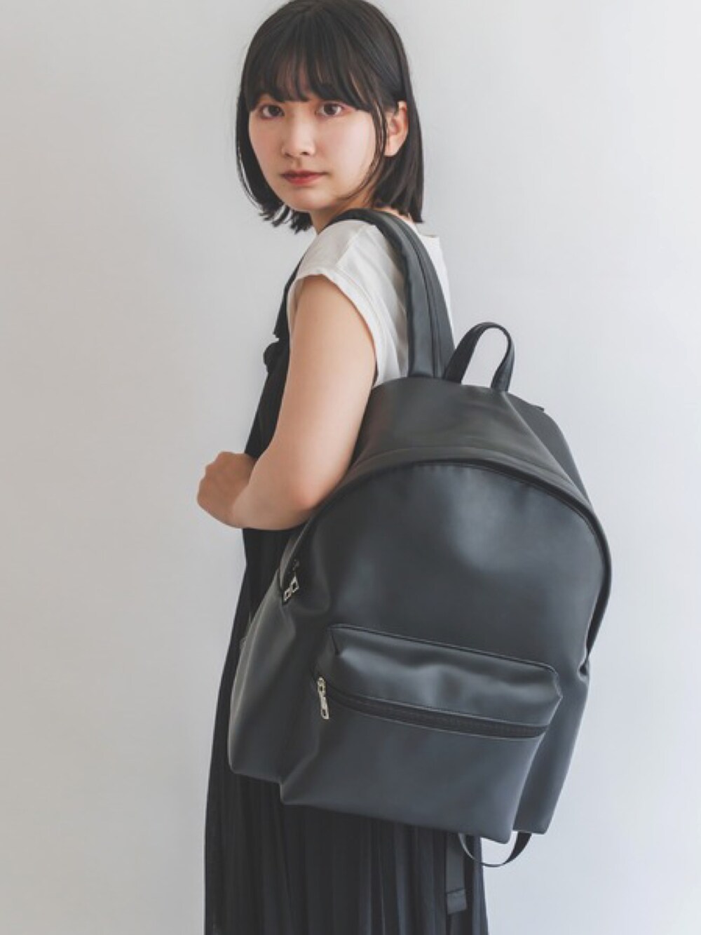 ブラック系のバックパック/リュックを着用したレディースの夏コーディネートの5枚目の写真