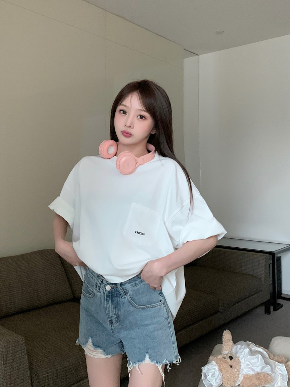 ホワイト系のTシャツ/カットソーを着用したレディースの春コーディネートの3枚目の写真