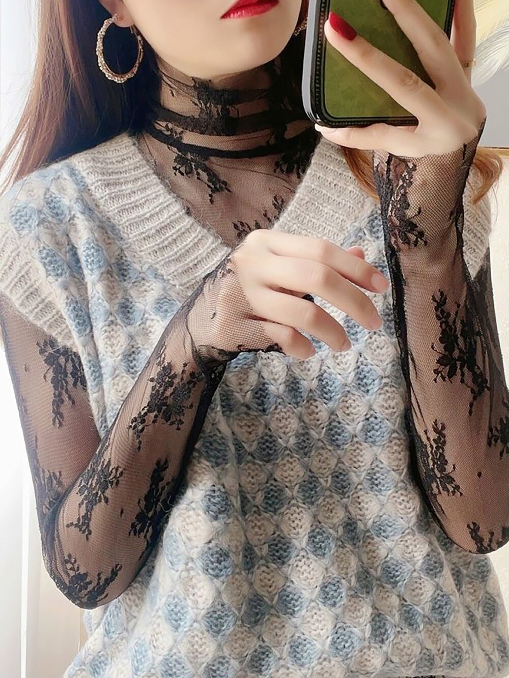 ブラック系のTシャツ/カットソーを着用したレディースの秋コーディネートの5枚目の写真