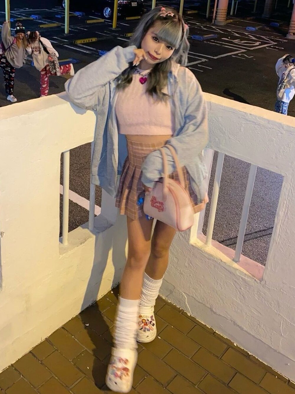 グレー系のパーカーを着用したレディースの春コーディネートの3枚目の写真