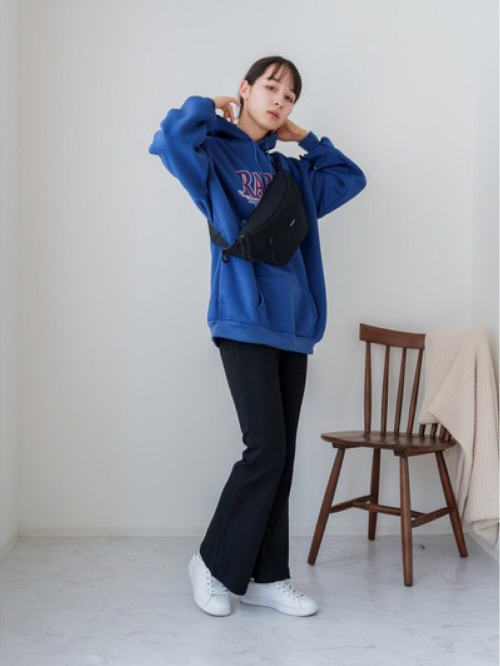 ブラック系のボディバッグ/ウエストポーチを着用したレディースの秋コーディネートの2枚目の写真