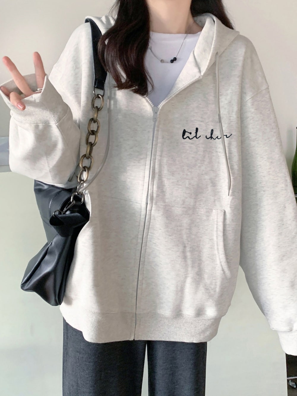 ベージュ系のパーカーを着用したレディースの春コーディネートの3枚目の写真