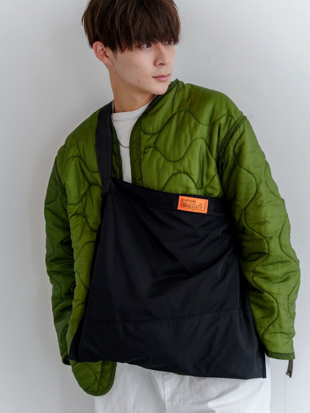 ブラック系のショルダーバッグを着用したレディースの秋コーディネートの3枚目の写真