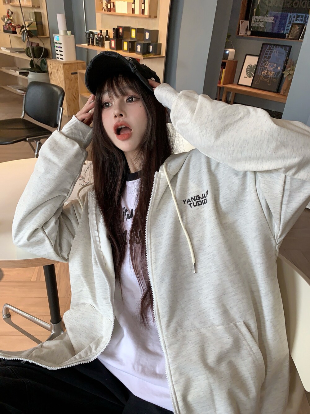 ベージュ系のパーカーを着用したレディースの冬コーディネートの2枚目の写真