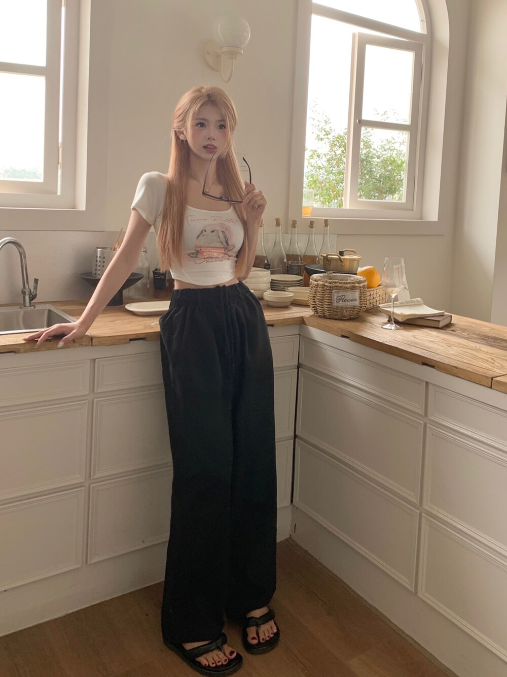 ブラック系のスラックスを着用したレディースの春コーディネートの5枚目の写真