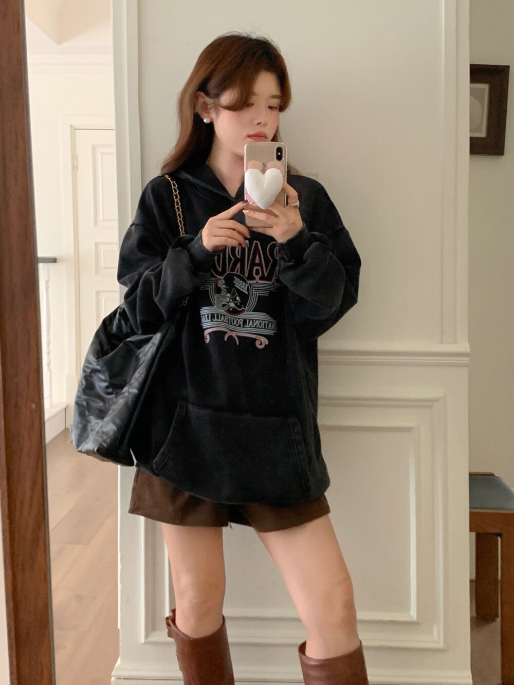 グレー系のパーカーを着用したレディースの秋コーディネートの2枚目の写真