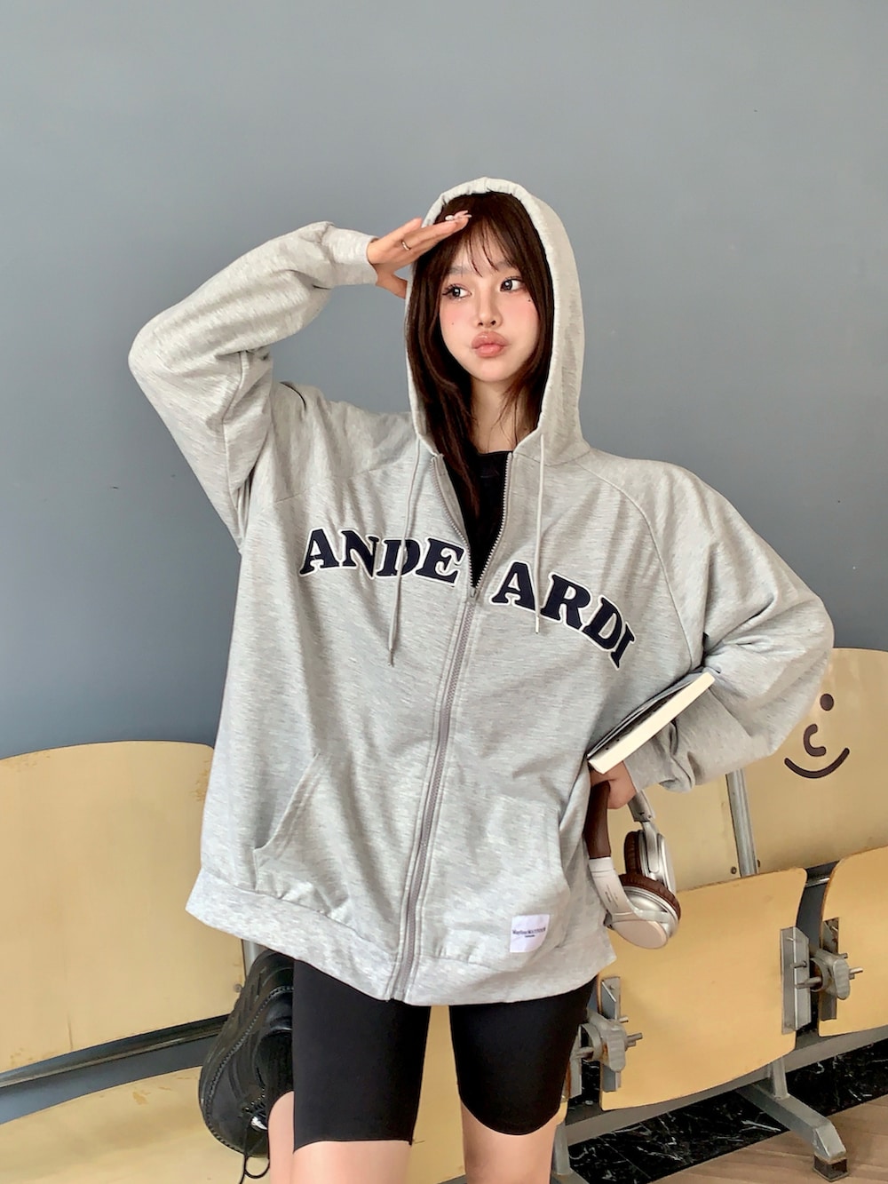 グレー系のパーカーを着用したレディースの冬コーディネートの2枚目の写真