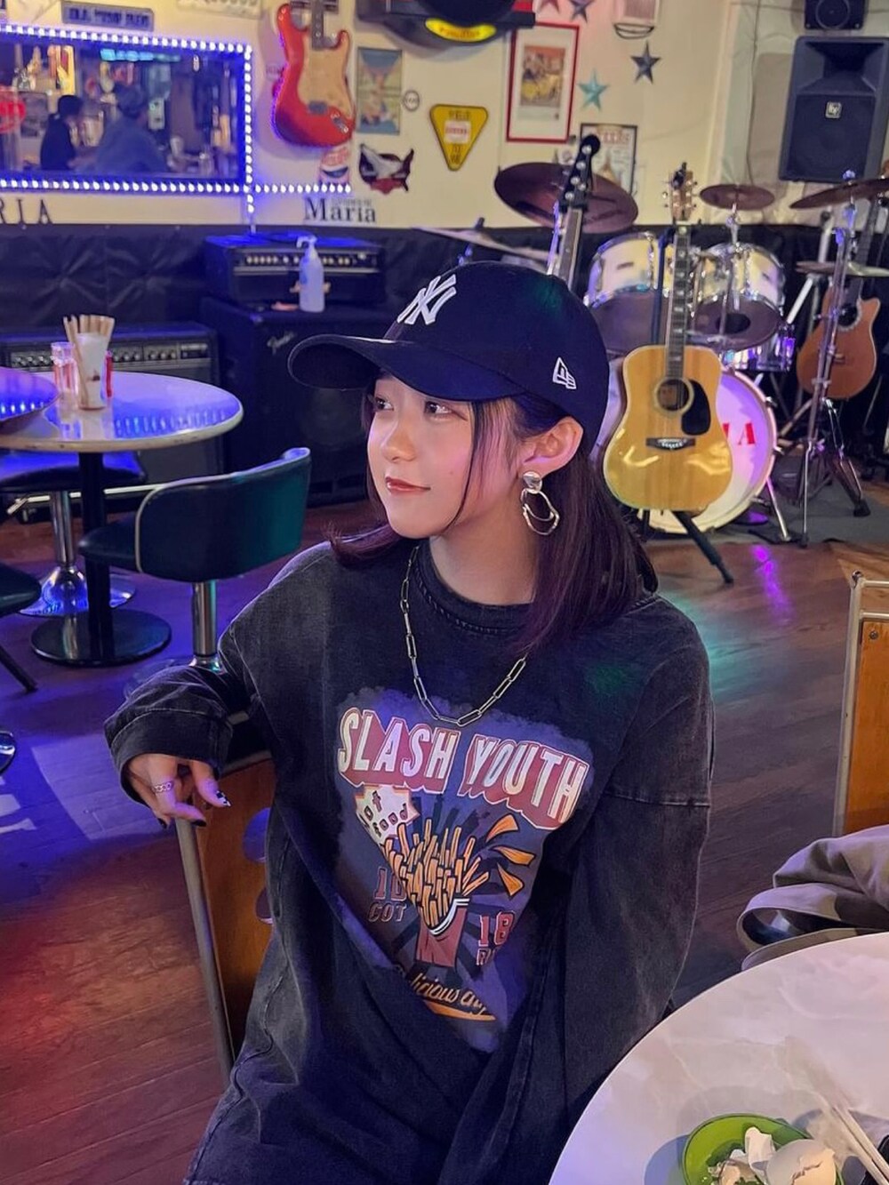 グレー系のTシャツ/カットソーを着用したレディースの秋コーディネートの4枚目の写真