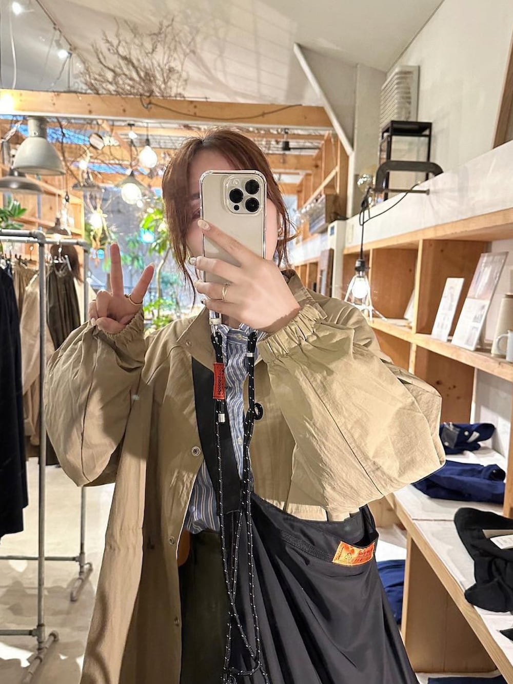 ブラック系のショルダーバッグを着用したレディースの春コーディネートの5枚目の写真