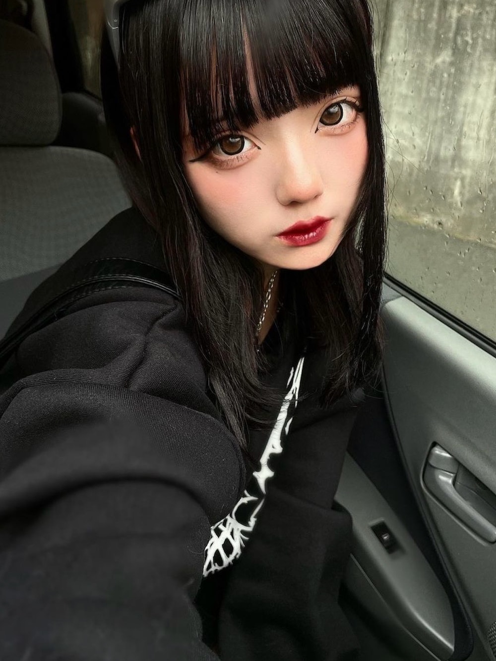 ブラック系のスウェットを着用したレディースの春コーディネートの5枚目の写真