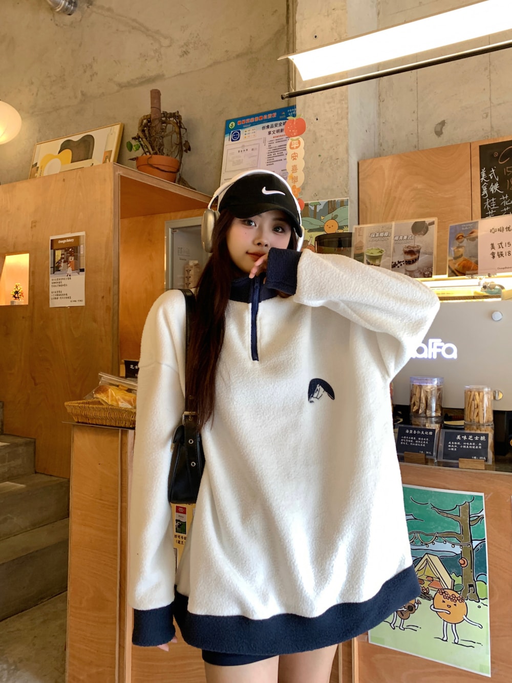 ホワイト系のブルゾンを着用したレディースの秋コーディネートの3枚目の写真