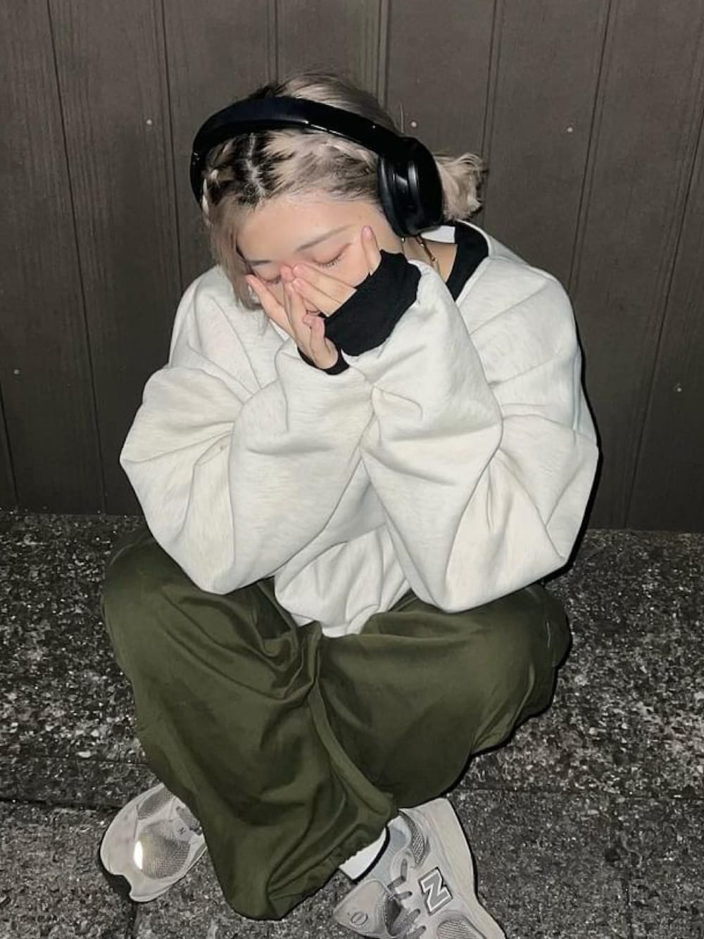 グレー系のスウェットを着用したレディースの冬コーディネートの3枚目の写真