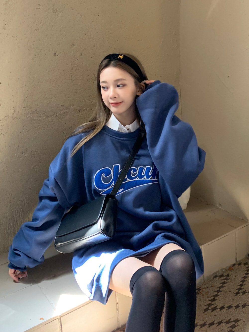 ブルー系のスウェットを着用したレディースの冬コーディネートの4枚目の写真