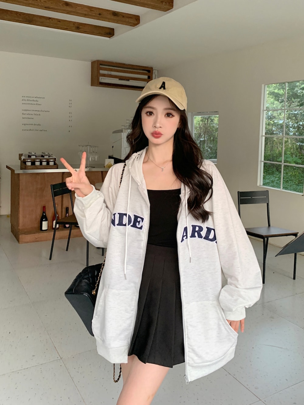 ベージュ系のパーカーを着用したレディースの秋コーディネートの3枚目の写真