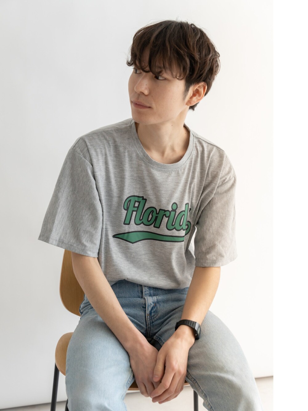 ブラック系のTシャツ/カットソーを着用したメンズの春コーディネートの4枚目の写真