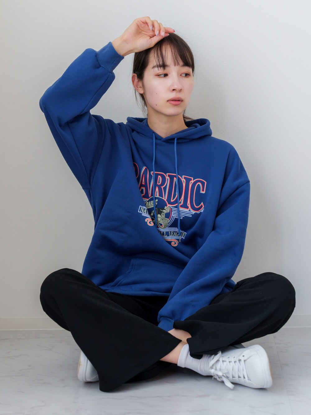 ブルー系のパーカー、ブラック系のボディバッグ/ウエストポーチを着用したレディースの秋コーディネートの2枚目の写真