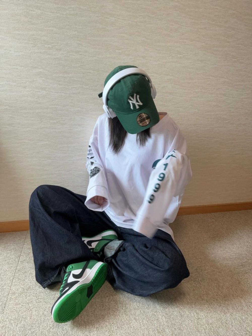 ホワイト系のTシャツ/カットソーを着用したレディースの春コーディネートの3枚目の写真