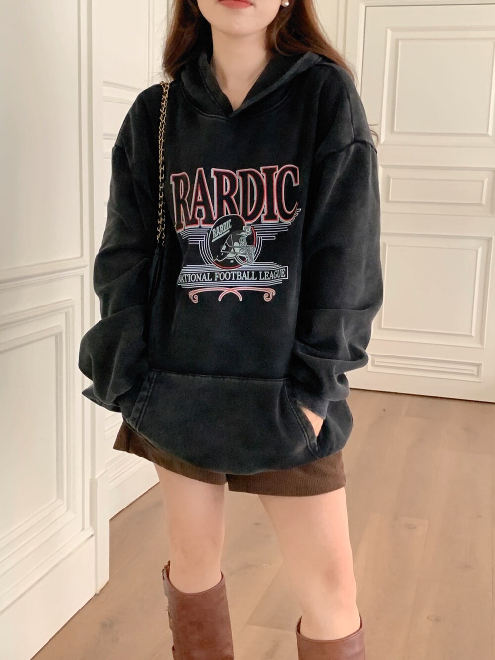 グレー系のパーカーを着用したレディースの秋コーディネートの3枚目の写真