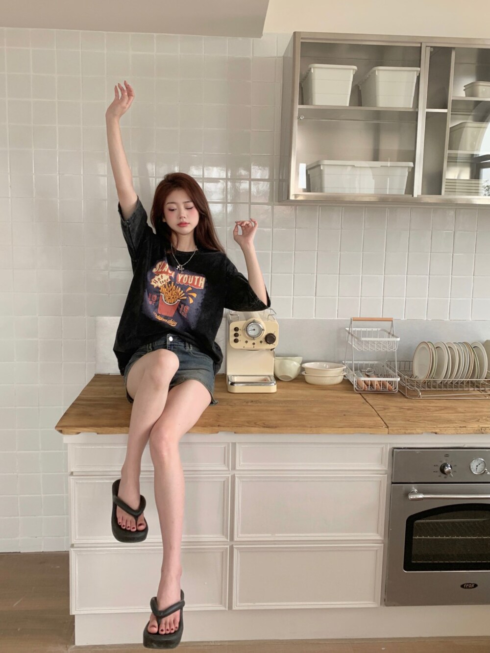 グレー系のTシャツ/カットソーを着用したレディースの春コーディネートの2枚目の写真