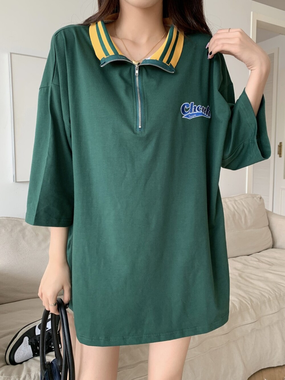 グリーン系のジャージを着用したレディースの春コーディネートの4枚目の写真