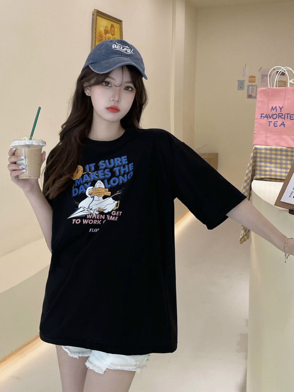 ブラック系のTシャツ/カットソーを着用したメンズの春コーディネートの4枚目の写真