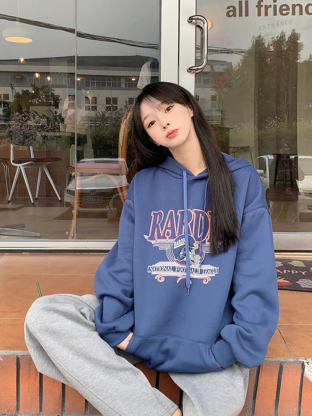 ブルー系のパーカーを着用したレディースの冬コーディネートの4枚目の写真