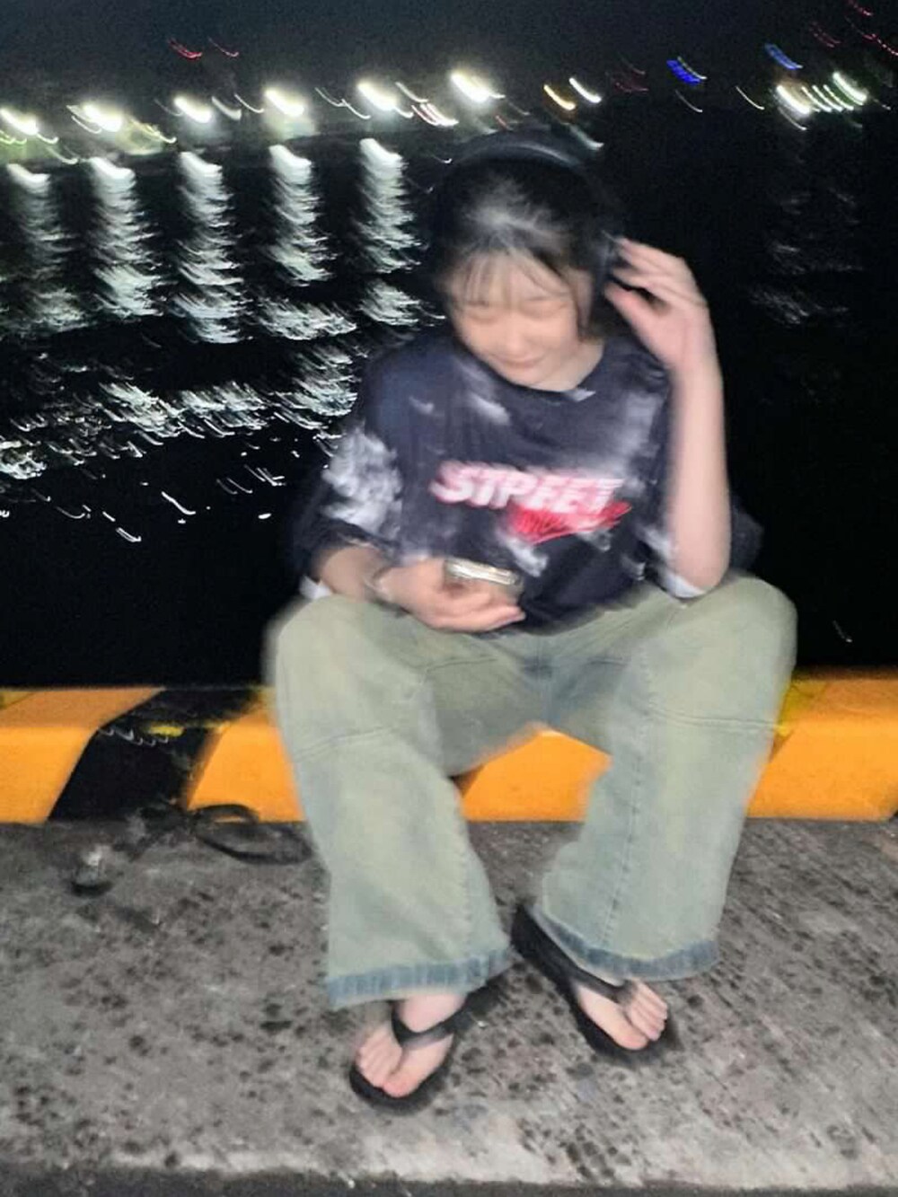 ブラック系のTシャツ/カットソーを着用したレディースの夏コーディネートの3枚目の写真