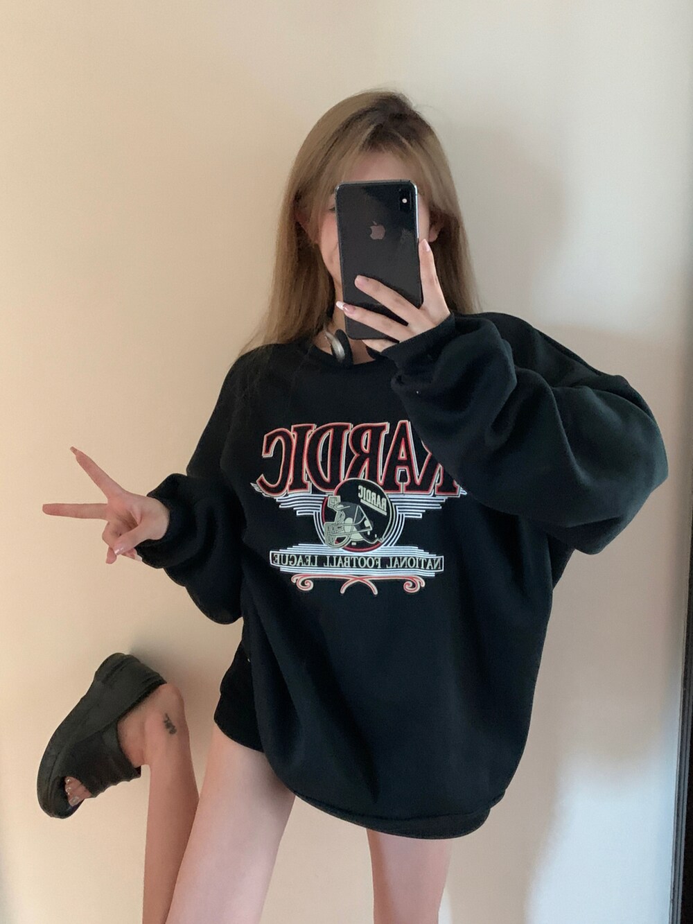 ブラック系のスウェットを着用したレディースの秋コーディネートの3枚目の写真